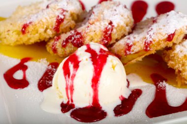 Fried ananas ile syrope