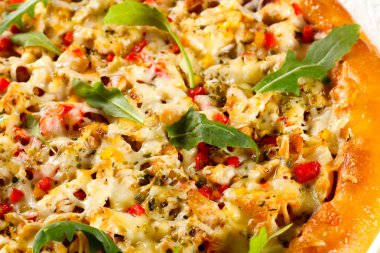 Etli ve peynirli pizza.