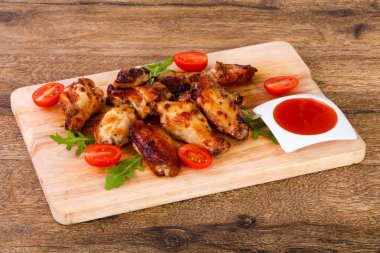 Soslu tavuk kanadı kavrulmuş