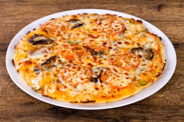Patlıcan ve peynirli pizza