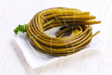 Kabın içinde turşu ramsons yığın