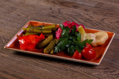 Maydanoz ile Turşu sebze tabağı karıştırın