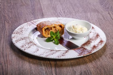 Nane yaprakları Apple strudel dondurma ile servis