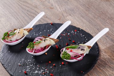 Wirh soğan ve ekmek ringa snack