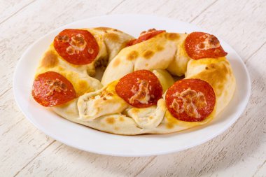 Salam ile sıcak fırında kraker 