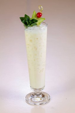 Pina colada Hindistan cevizi kokteyl nane ile