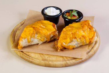 İki soslu tavuklu böreği