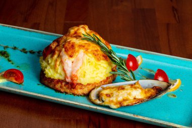 Balık göğsü ile karides ve midye