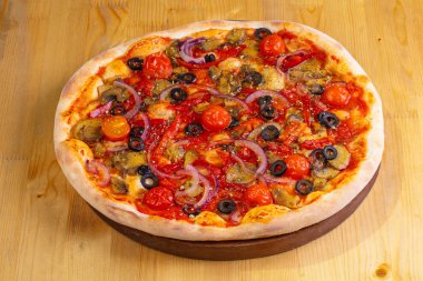 Mantar ve ahşap arka plan üzerinde domates Pizza
