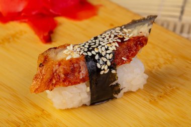 Lezzetli füme yılan balığı suşi susam ile