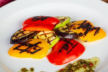 Lezzetli ızgara domates, biber ve patlıcan