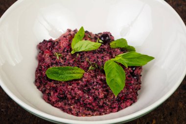 Kuş üzümü ile lezzetli quinoa yulaf lapası