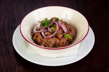 Çekti domuz soğan ve otlar ile