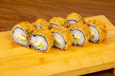 Lezzetli kızarmış tempura yılan balığı ile rulo