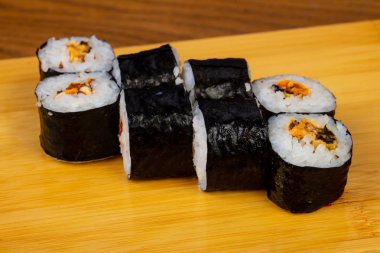 Lezzetli midye sushi roll seti