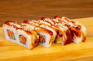 Somon ve salatalık ile lezzetli teriyaki rulo