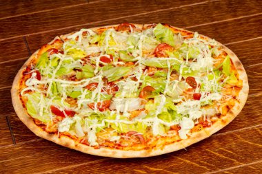 Pizza Sezar salata buzdağı ile