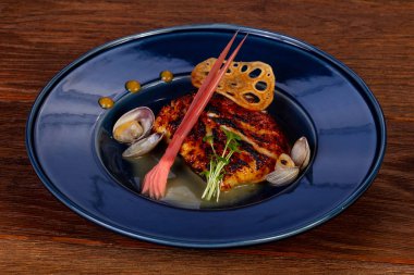 Kızarmış morina balığı tarak ve sos ile