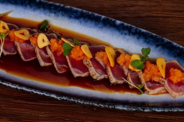 Soslu Izgara dilimlenmiş ton balıklı sashimi