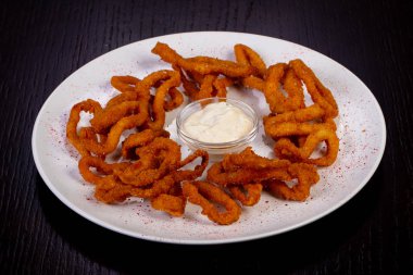 Lezzetli derin kızarmış kalamar halkaları