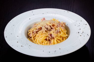 Lezzetli peynir carbonara jambon ile