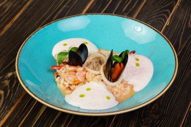 Risotto ile krema ile deniz ürünleri