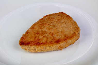 Kavrulmuş balık tabak içinde pirzola