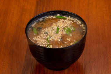 Sesam tohumları ile Japon Miso çorbası