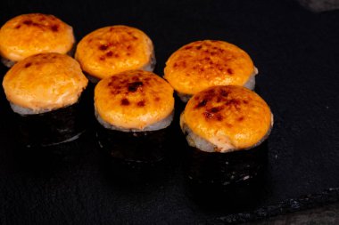 Japonca rulo ile pirinç pişmiş