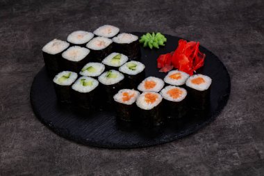 Japon Suşi ile çeşitli madde ayarla