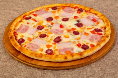 Pizza jambon, peynir ve sosis