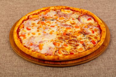 Pizza jambon, peynir ve sosis