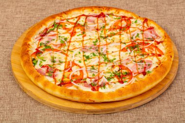 Jambon, peynir ve tavuk pizza