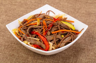 Soba noodle ile sığır eti, vegeetables ve baharatlar