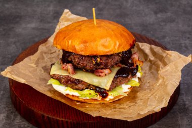 Etli ve peynirli hamburger.