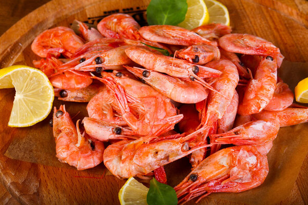 Boiled shrimps with lemon and herbs