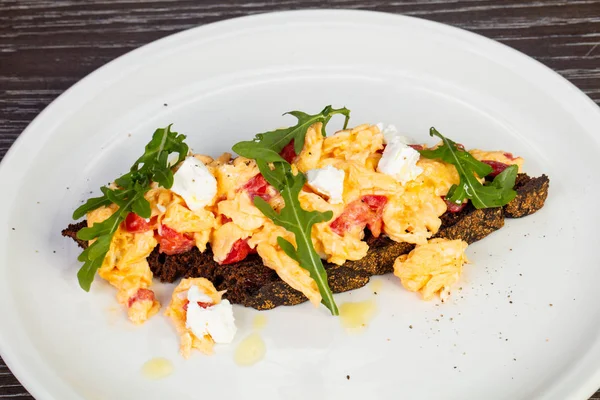 Smakelijke Scramble Brood Met Kaas Tomaten — Stockfoto