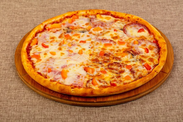 Pizza Mit Schinken Käse Und Wurst — Stockfoto