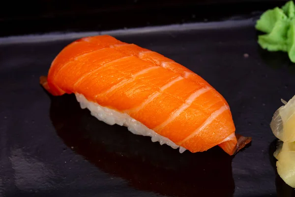 Japanse Traditionele Sushi Met Zalm — Stockfoto
