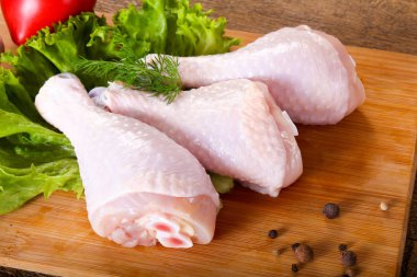 Yemek pişirmek için çiğ tavuk budu