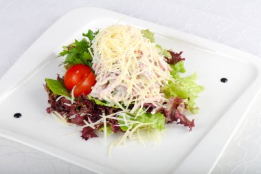 Jambon ve parmesan peyniri salatası