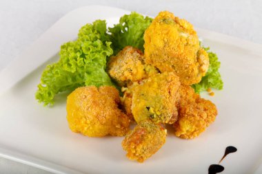 Fried brokoli salata yaprakları ile