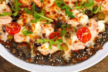 Somonlu pizza ve roka peynirli mozzarella.