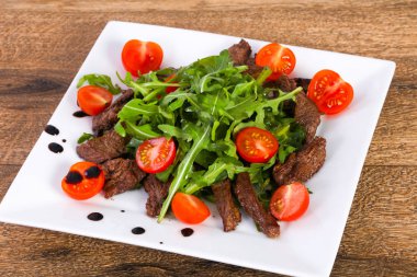 Ruccola ve domates ile sığır eti