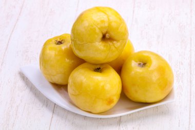 Kabın içinde turşu sarı elma