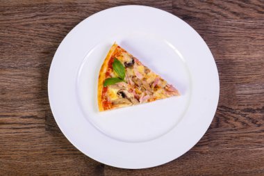 Jambon ve mantar peynirli pizza