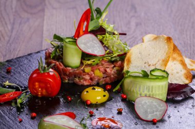 Çiğ biftek tartar Bıldırcın yumurta hizmet