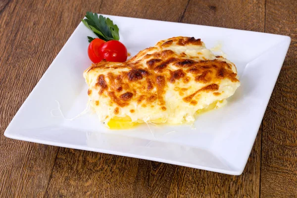 Potato Graten Cheese Served Tomato — Stock Photo, Image