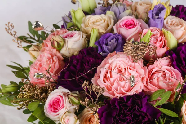 Frische Rosen Strauß Mit Anderen Blumen — Stockfoto
