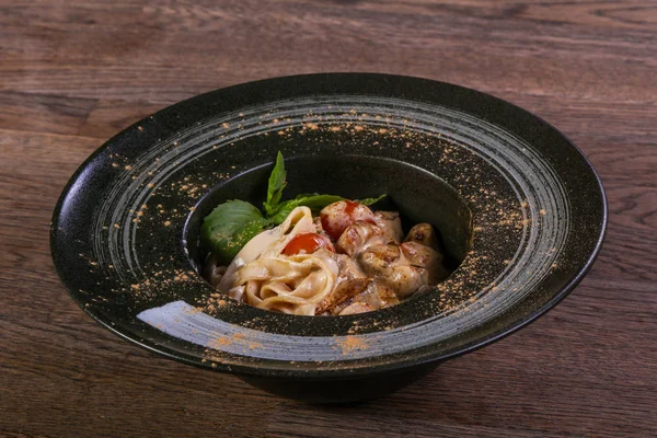 Heerlijke Pasta Met Champignons Geserveerd Basilicum — Stockfoto